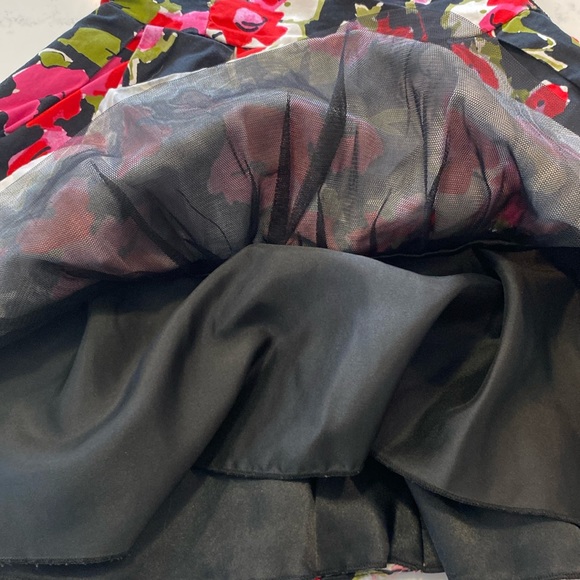 Flower, lined dress. Girls size 6 - Picture 3 of 9